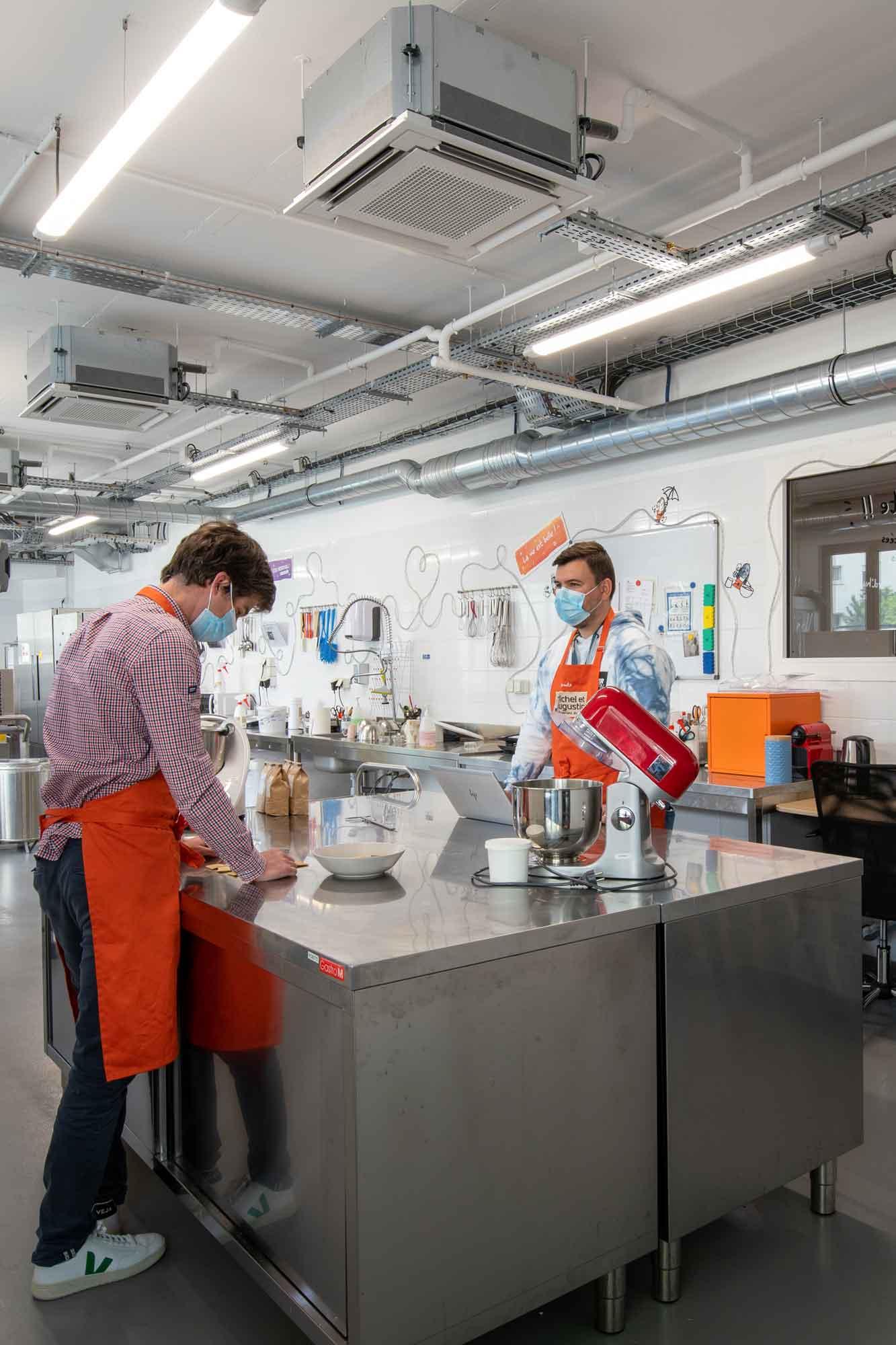 Michel et Augustin ferme la Bananeraie, son bureau à Lyon